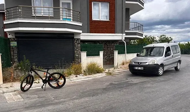 Tavşanlı'da hafif ticari araç bisiklete çarptı