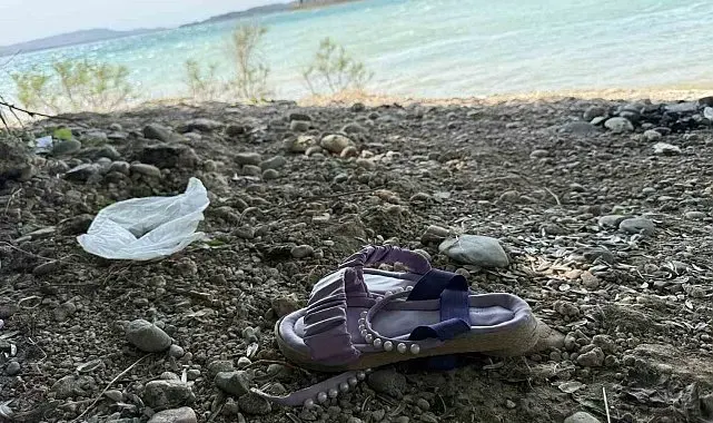 Çocuğunun terliğini almak için suya girdi, boğulup hayatını kaybetti
