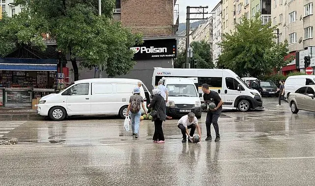 Kamyonetin arka kapağı açılınca karpuzlar yola saçıldı