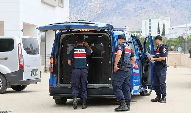 Kozan'da 'yağma' suçundan aranan firariler jandarma operasyonu ile yakalandı