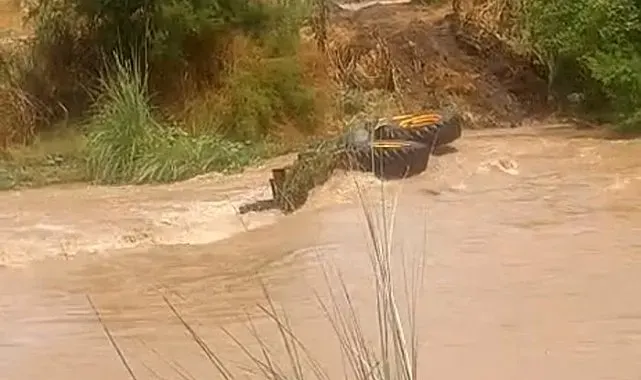 Osmaniye'de sel sularına kapılan iş makinesi dereye devrildi