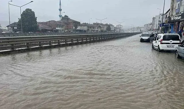 Kavak'ta sağanak yağış etkili oldu: Yollar göle döndü