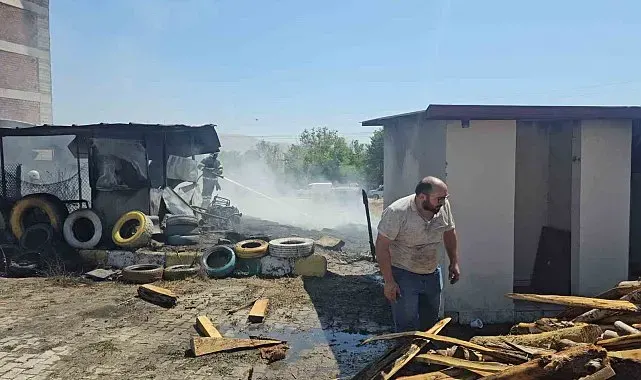 Elazığ'da lastikçide çıkan yangında 4 kişi dumandan etkilendi