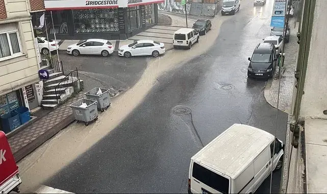 İstanbul'un birçok noktasında sağanak etkili oldu: Yollarda su birikintileri oluştu