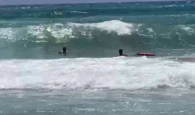 Alanya'da boğulma tehlikesi geçiren tatilciyi cankurtaranlar kurtardı