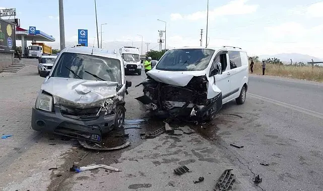 Malatya'da iki hafif ticari aracın çarpıştığı kazada 8 kişi yaralandı