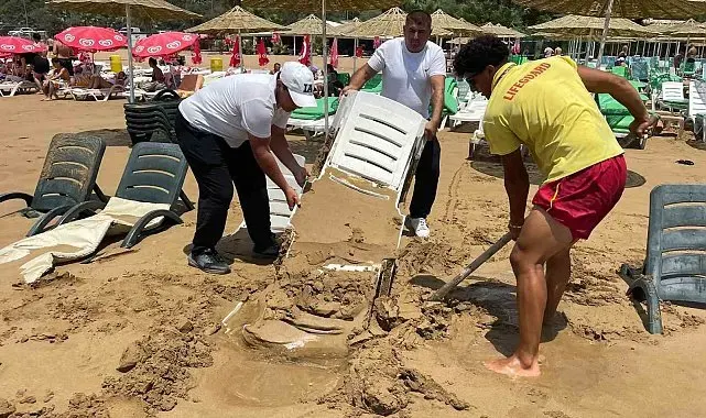 Alanya'da dev dalgalar şezlongları kuma gömdü