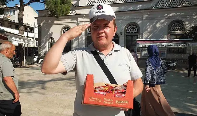 Burhaniye'de Polis şapkalı seyyar satıcı ilgi odağı oldu
