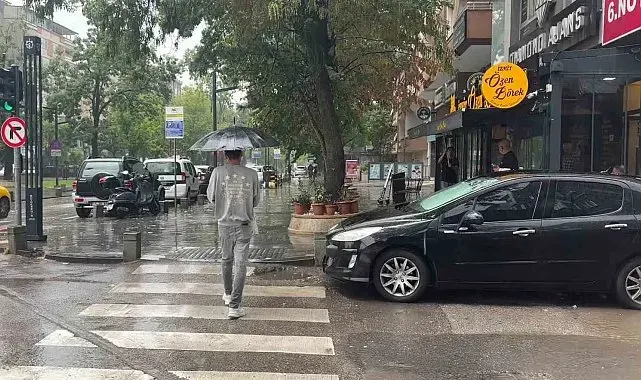 Kocaeli'de aniden bastıran sağanak hayatı olumsuz etkiledi