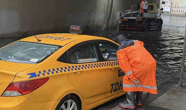 Zincirlikuyu alt geçidini sağanak sonrası su bastı, belediye ekipleri tahliye çalışması başlattı