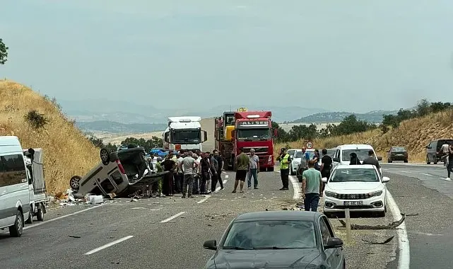 Hafif ticari araç karşı şeride geçti: 4 yaralı