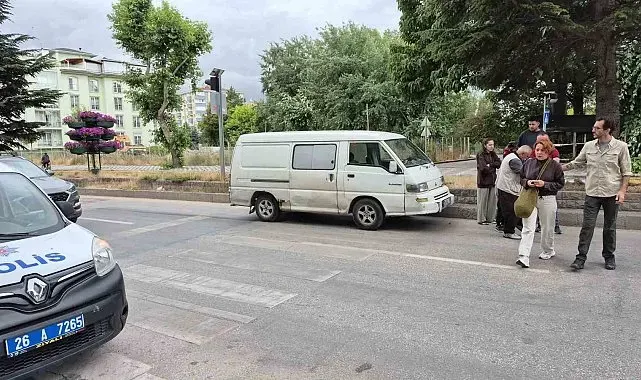 Yaya geçidinde duramayan minibüs, anneanne ve torununa çarptı
