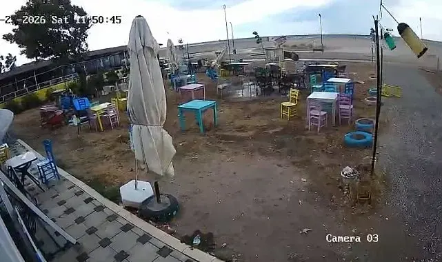 Fırtına sahili süpürdü, kafenin masaları yer değiştirdi