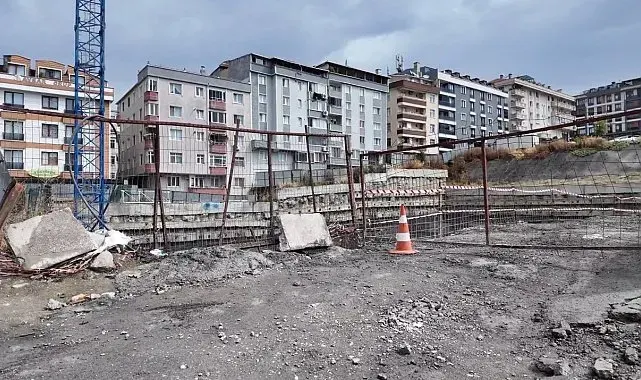 Avcılar'da katlı otopark inşaatında çalışan işçi 15 metreden aşağı düştü