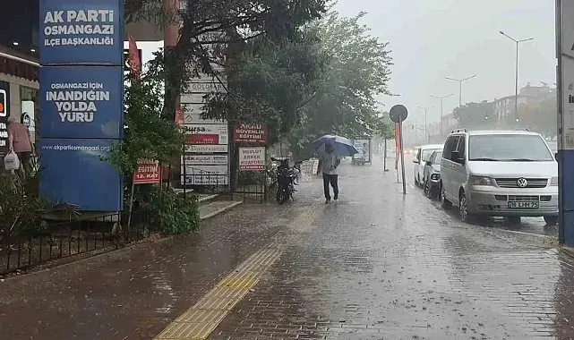 Bursa'da yollar göle döndü, vatandaşlar zor anlar yaşadı