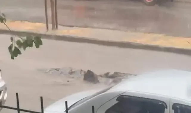 Karacabey'de şiddetli yağmur yolları göle çevirdi