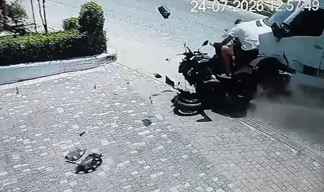 Tur midibüsüyle çarpışan motosiklettekiler yola savruldu