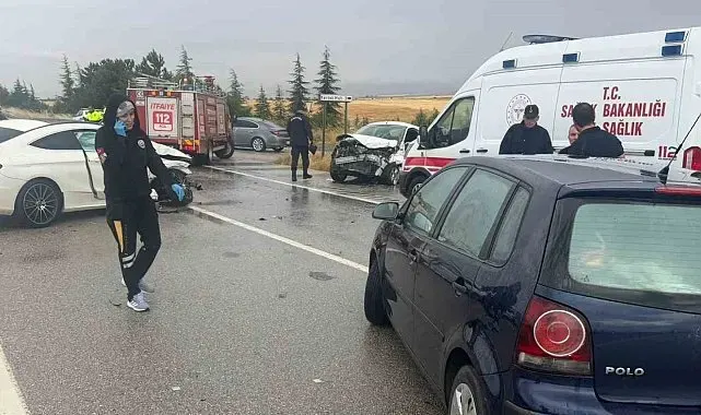 Eskişehir'de yağmur sonrası 3 aracın karıştığı trafik kazası, 2'si ağır 6 yaralı