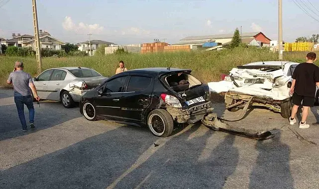 Antalya'da 4 araçlı zincirleme kaza: 6'sı turist 7 yaralı