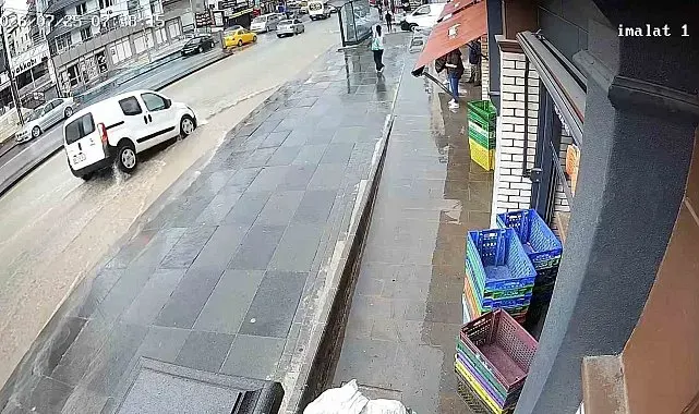 Ankara'da sağanak yağıştan dolayı çöken yola düşen araç güvenlik kamerasına yansıdı