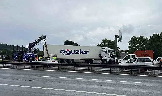 Pendik TEM otoyolunda tır bariyerlere çarptı