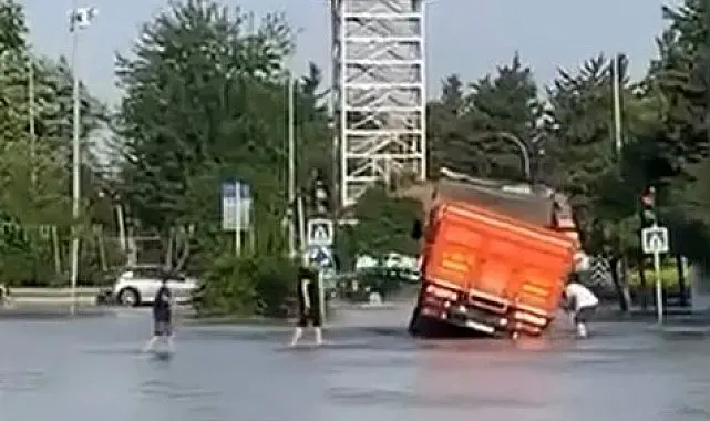 Adana'da su borusu patladı, yollar göl oldu