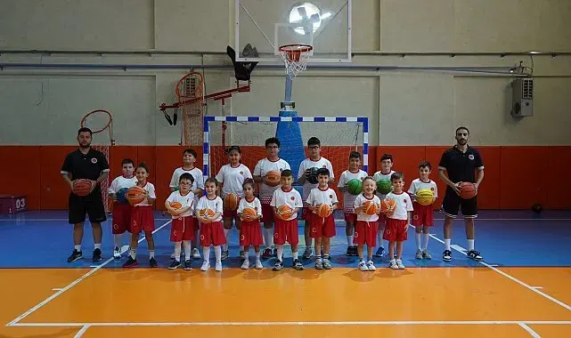 Yaz spor okullarında yüzlerce çocuk keyifli vakit geçiriyor