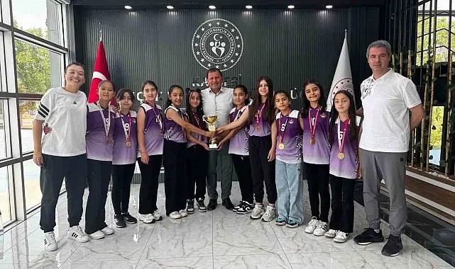 Kayseri şampiyonu sporculardan İl Müdürü Kabakcı'ya ziyaret