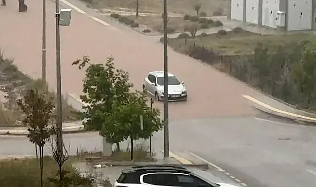 Şiddetli yağmur yolları suya teslim etti, araçlar yolda kaldı