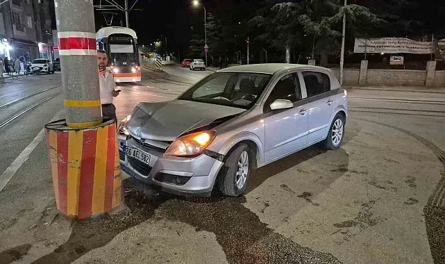 Kontrolden çıkan otomobil tramvay hattının direğine çarptı: 1 yaralı