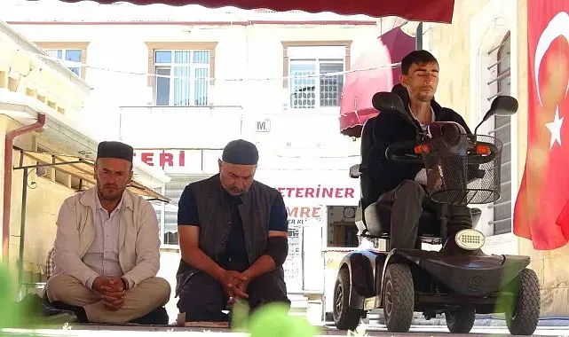 Bayburtlu genç akülü tekerlekli sandalyesiyle cemaatle saf tutuyor: "Allah'ın huzuruna gitmeye hiçbir engel yoktur"