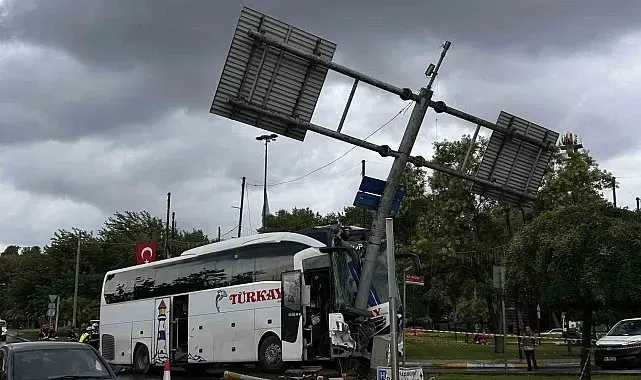 Eyüpsultan'da yolcu otobüsü önce otomobile sonra levhaya çarptı: 30 yaralı