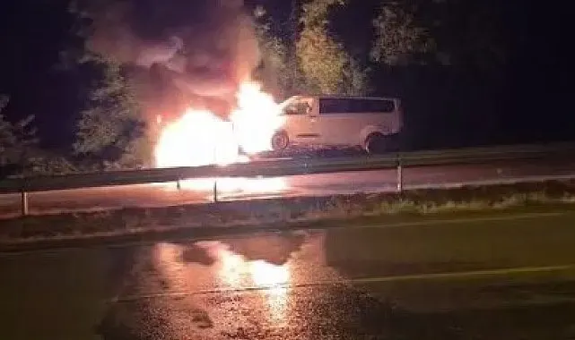 Seyir halindeki çekici alev aldı, üzerindeki kamyonet de yandı