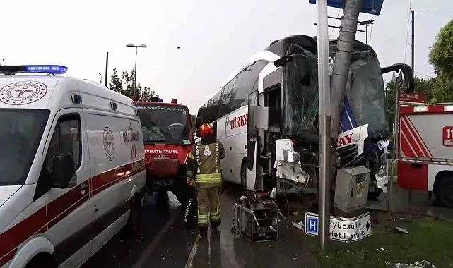Eyüpsultan, Feshane'de yolcu otobüsü ve otomobilin karıştığı kazada yaralılar var.
