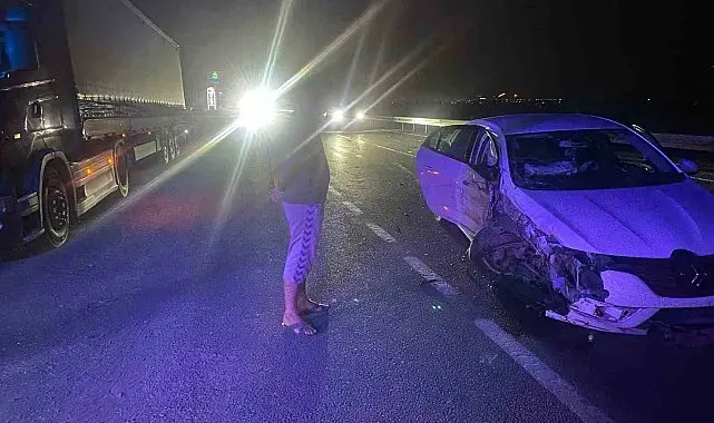Erzincan'da tır ile otomobilin çarpıştığı kaza güvenlik kamerasına yansıdı