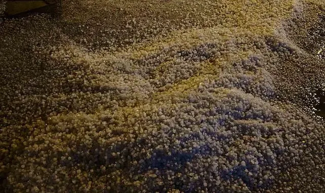 Alaca'da sağanak doluya dönüştü, cadde ve sokaklar beyaza büründü