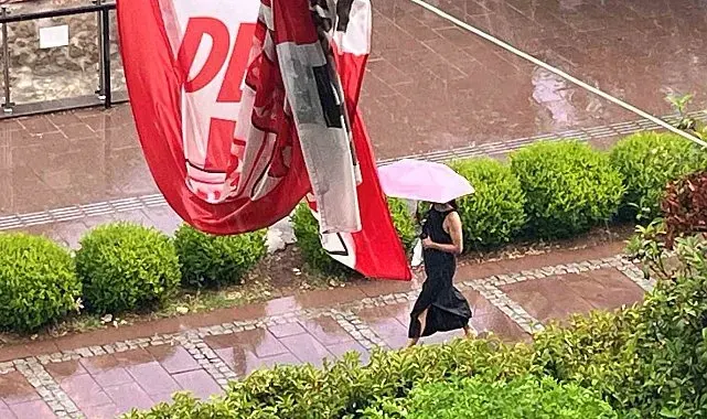 Antalya'da aniden bastıran yağmur, tatilcilere temmuz ayında şemsiye açtırdı