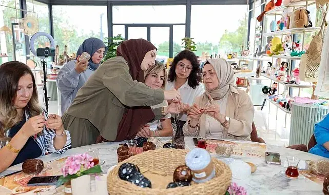 Başiskele'de kadınlar en trend aksesuarı üretiyor