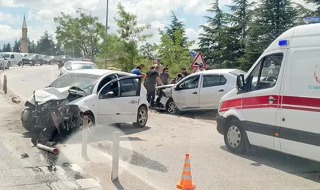 Eskişehir'de kafa kafaya çarpışan araçlar hurdaya döndü
