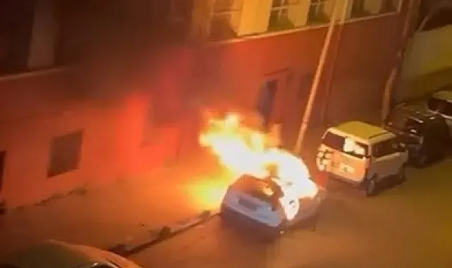 Fatih'te park halindeki otomobili ateşe verdi: Şüphelinin 42 suç kaydı çıktı