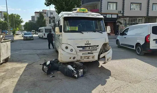 Motosiklet ile şehir içi minibüs çarpıştı: 1 yaralı