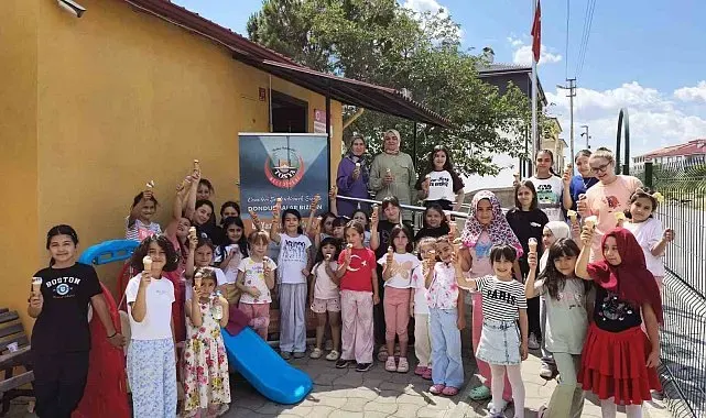 Kur'an Kursunda eğitim gören çocuklara dondurma ikramı