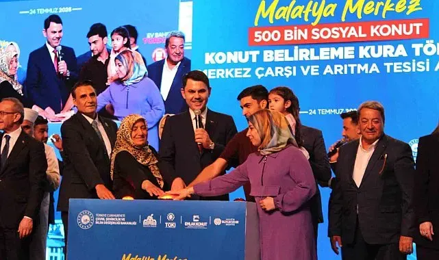 Bakan Kurum: "Deprem bölgesinde son vatandaş evine kavuşana kadar ayrılmayacağız"