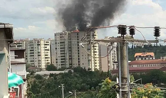 Gebze'de bina çatısı alevlere teslim oldu