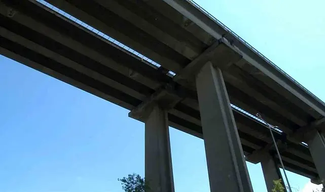 Eyüpsultan'da viyadükten dökülen beton parçaları tehlike saçtı: Park halindeki araç zarar gördü