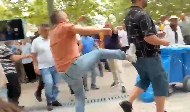 Özgür Özel'in cuma namazı çıkışında tekmeli arbede