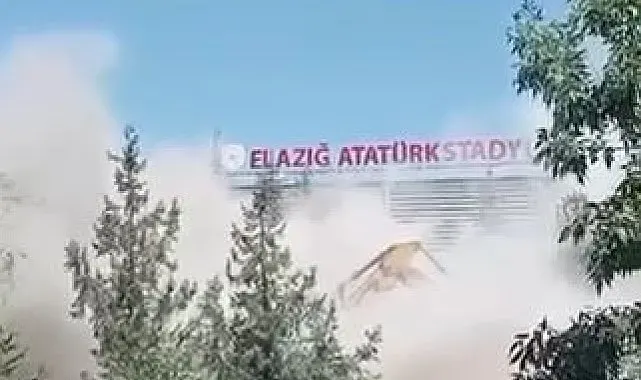 Elazığ'da 5 katlı bina yıkımında facianın eşiğinden dönüldü: Operatör son anda atlayarak kurtuldu
