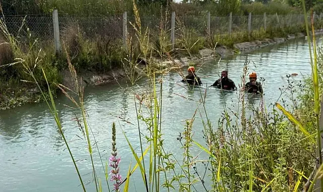Sulama kanalı kenarında eşyaları bulunan sera işçisini arama çalışmaları ikinci günde de sürüyor