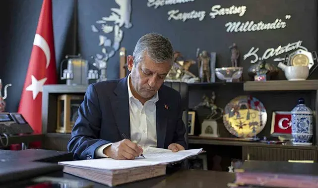 Özgür Özel ve 90 milletvekili CHP'den istifa etti