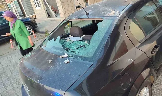 Apartmanın 5. kat balkonundan kopan beton parçaları park halindeki otomobilin üstüne düştü